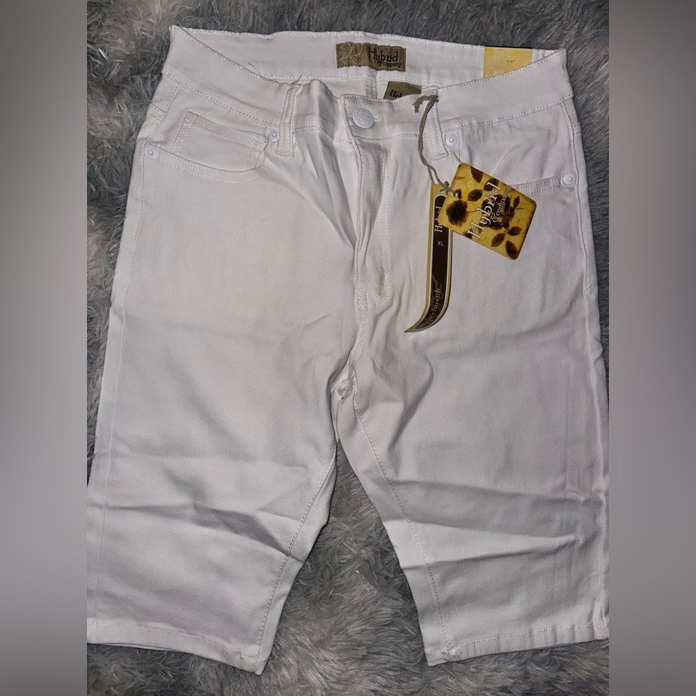 Hybrid & Company Woman’s White Hyper Stretch Shorts - NWT Size XL